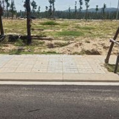 đất biển nhơn hội,dt 80m2 đối diện trươg,lk6,1ty65