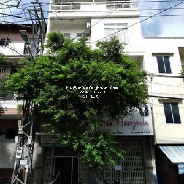 Nhà ở khu phố kinh doanh sầm uất