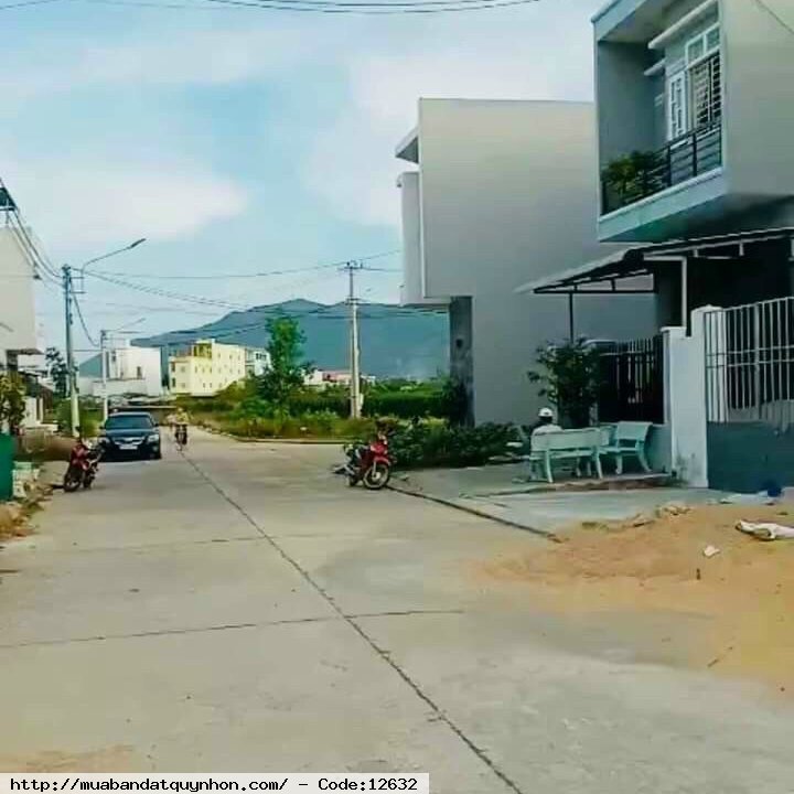 Bán lô đất khu QHDC Đại Học Quang Trung_P Nhơn Phú_Quy Nhơn - Diện tích 80m2 ngang 4m x 20m, vuông vức - Đất sạch, đẹp, không dính trụ, không dính cống. - Lộ giới 13m, vỉa hè 3,5m - Hướng Tây Nam  Giá chốt 1tỷ520 (bao sổ)