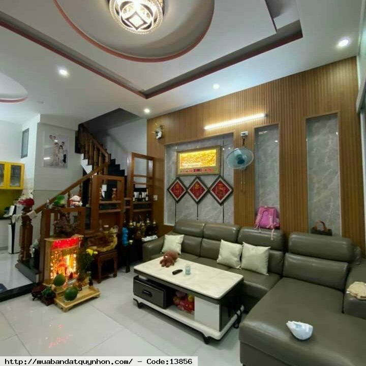 Bán nhà 3 tầng hẻm cạn Thanh Niên_TP Quy Nhơn  - Full nội thất như hình - Kết cấu: 3 phòng ngủ, 3 toilet, phòng khách, bếp, sân phơi, phòng thờ... - Diện tích: 40m2 - Hướng: Đông Bắc - Pháp lý: Sổ hồng chính chủ - Giá: 3,2 tỷ (thương lượng)