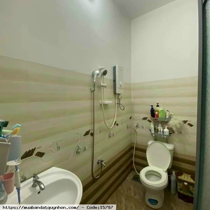 Bán nhà 3 tầng hẻm cạn Thanh Niên_TP Quy Nhơn  - Full nội thất như hình - Kết cấu: 3 phòng ngủ, 3 toilet, phòng khách, bếp, sân phơi, phòng thờ... - Diện tích: 40m2 ngang 5m