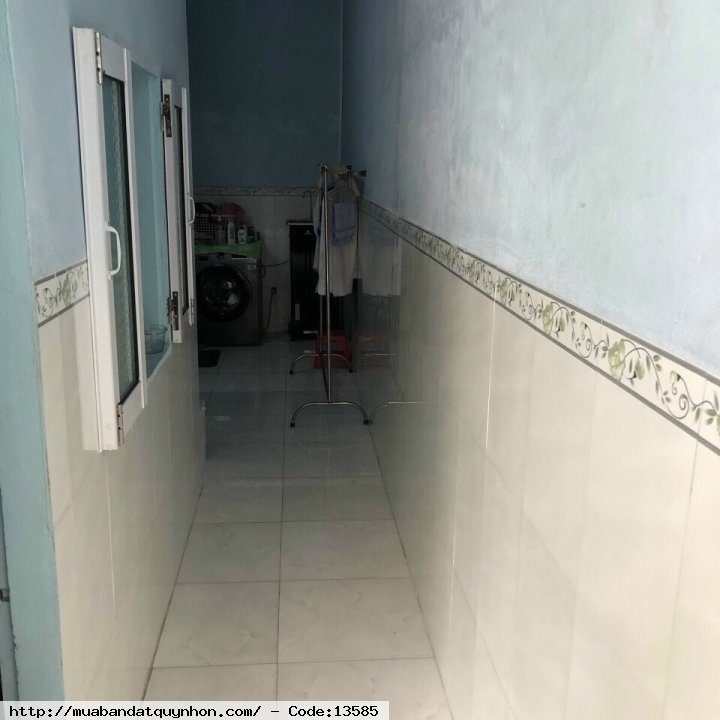 Bán nhà cấp 4 khu QHDC đông Võ Thị Sáu_P Nhơn Bình_Quy Nhơn - Diện tích: 42m2 ngang 4m vuông vức - Kết cấu: nhà cấp 4 còn mới, đầy đủ công năng - Vị trí, nhà gần chợ, gần trường, rất gần với trục đường chính. - Nhà hiện đang cho thuê 2tr/tháng - Giá: 1 tỷ
