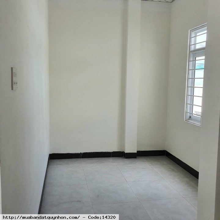 Bán nhà đẹp, 3 tầng, khu trung tâm TP Quy Nhơn. - Vị trí: hẻm Võ Văn Dũng (P. Ngô Mây), bên cạnh chung cư Simona, gần sát công viên và trường tiểu học Võ Văn Dũng, gần sát chợ khu 6, gần biển. Khu dân cư yên tĩnh, an ninh, thoáng mát. Hẻm rộng, cạn, ngay 