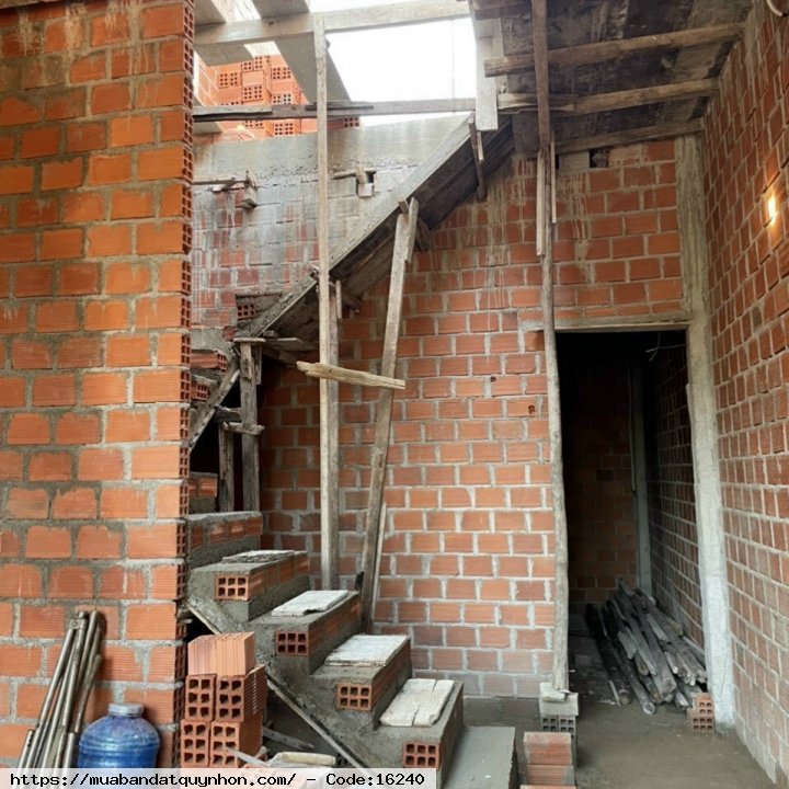Bán nhà hẻm Tây Sơn gara quyền_P Quang Trung_ tttp Quy Nhơn Diện tích 35m2 kết cấu 1,5 mê đang trong giai đoạn hoàn thiện Hướng Đông Nam Pháp lý sổ đỏ đầy đủ 💸Giá bán 2 tỷ 050 triệu (thương lượng)
