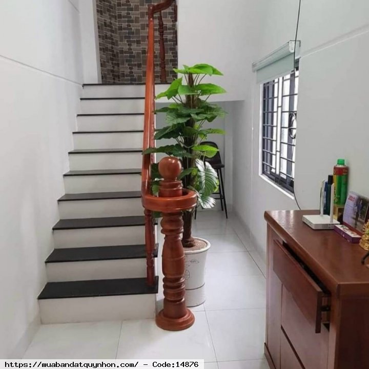 Bán nhà hẻm Võ Văn Dũng_P Ngô Mây_Tp Quy Nhơn. - Diện tích: 42m2, diện tích sử dụng 125m2. - Vị trí: sau 1 căn mặt tiền, nhà gầm trường, gần chợ, gần siêu thị... khu an ninh & tiện ích - Kết cấu: nhà 3 tầng, 3 phòng ngủ - Giá bán: 2 tỷ 390 triệu (thương l