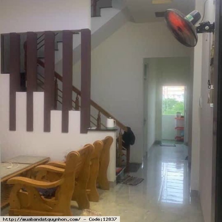 Bán nhà mặt tiền đường Tây Sơn_P Quang Trung_TP Quy Nhơn - Diện tích: 67.6m2, Dtsd: 138m2 nở hậu, sổ đã ốp tài sản. - Kết cấu: nhà 2 tầng, còn mới, thiết kế đẹp, đầy đủ công năng. - Hướng: Tây Nam - Lộ giới: 40m, vỉa hè 6m, thuận tiện kinh doanh. 💰5 tỷ 3