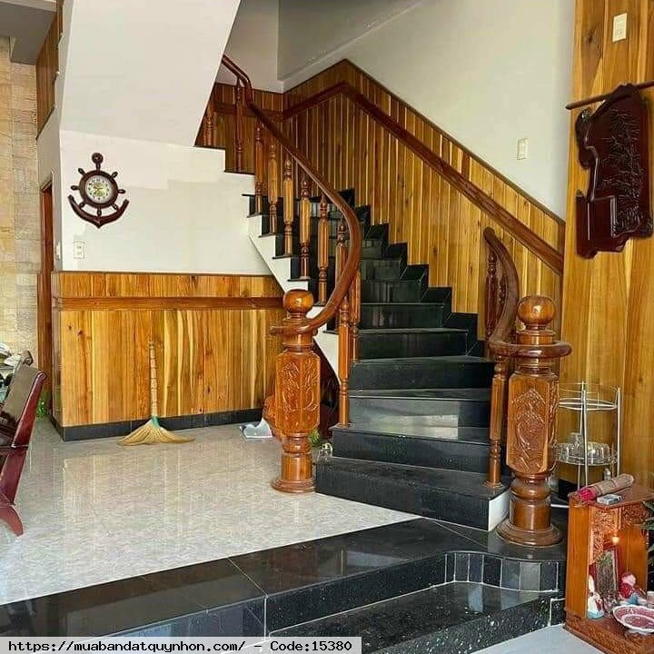 Bán nhà mặt tiền đường Thanh Niên_P Quang Trung_TP Quy Nhơn - Vị trí: nhà gần chợ, gần trường, ngay trung tâm tp thuận tiện mọi nhu cầu - Kết cấu 3 tầng đầy đủ công năng: pk, pt, pb, 3pn,... - Diện tích: 43,5m2 ngang 6,5m nở hậu thích hợp kinh doanh buôn 
