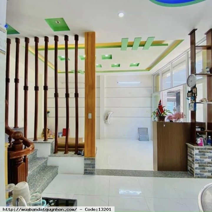 Bán nhà sau 1 căn mặt tiền đường Thành Thái_P Quang Trung_TP Quy Nhơn - Diện tích: 44m2 ngang 7m, diện tích sử dụng 128m - Kết cấu: nhà 3 tầng, thiết kế đẹp đầy đủ công năng. - Hẻm rộng ô tô đậu trước nhà - Vị trí: nhà gần chợ, gần trường, thuận tiện mọi 