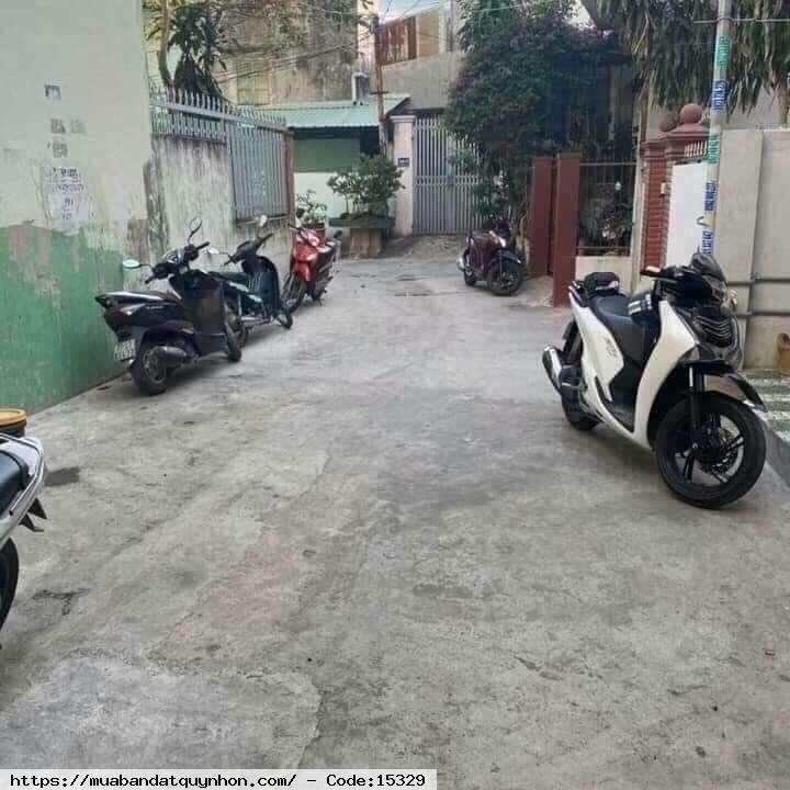  bán nhà trung tâm thành phố Quy Nhơn. Hẻm gần 5m đường Thanh Niên, Phường Quang Trung - Nhà 3 mê nguyên, có sân thượng rộng rãi, gần trường trung tâm dạy nghề, gần chợ. - Diện tích đất 40mv, ngang 3,2  - Hướng Đông Nam.  💰2 tỷ 450 (thương lượng)