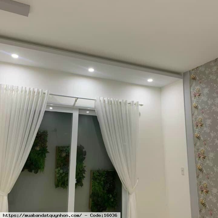 Bán nhà trung tâm thành phố Quy Nhơn. Nhà 3 mê nguyên, nội bộ ô tô đường Hoàng văn Thụ, thiết kế đẹp, công năng đầy đủ. -Vị trí : trung tâm, gần biển, chợ khu sáu -Diện tích: 50m2 (ngang 4m x 12,5m)