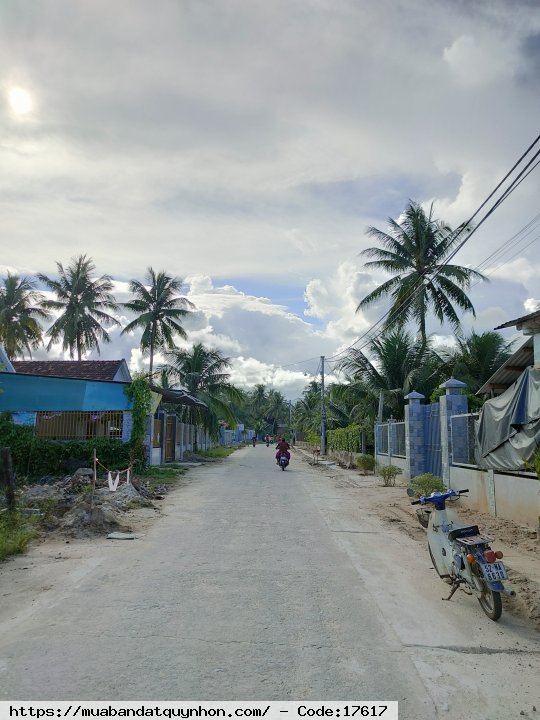 Cần bán lô đất đẹp - Diện tích: 300m2  thuận tiện kinh doanh - Vị trí đẹp gần chợ Trường, đối diện trường học - Khu vực: An Sơn - Hoài Châu - Thị Xã Hoài Nhơn - Giá bán:  1 tỷ 490 triệu
