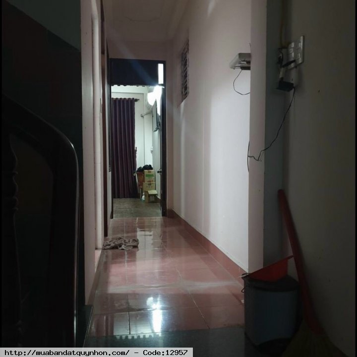 Cần bán nhà đường ô tô nội bộ Hoàng Văn Thụ_P Quang Trung_TP Quy Nhơn * DT: 5*16= 80m2 * Sổ đỏ chính chủ * Hướng: Đông Nam * Nhà 3 mê kiên cố, đầy đủ công năng gồm: 4 phòng ngủ, 1 phòng khách, 1 phòng bếp, 4 toilet vs 1 sân phơi đồ. Nhà xây kiên cố, chắc 