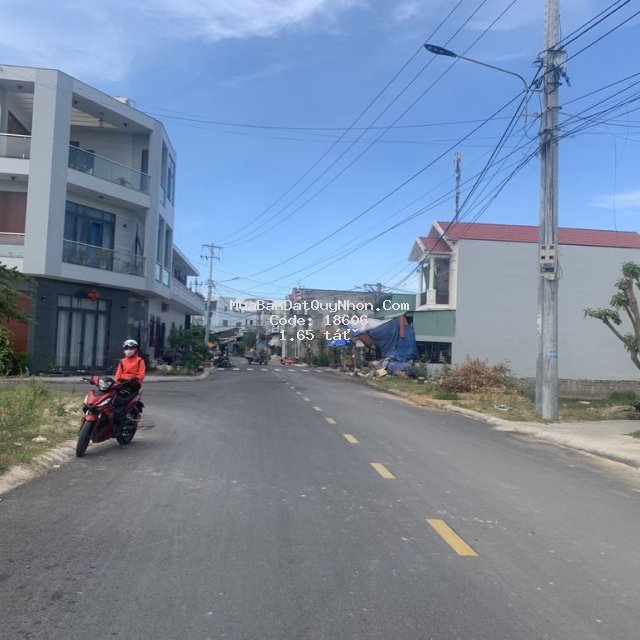 đất mặt tiền đường thanh niên kẹt tiền nên bán