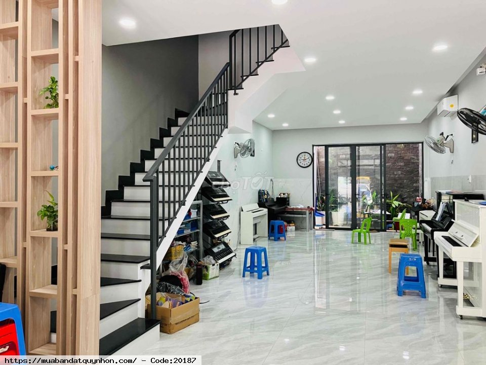 Bán nhà mặt tiền 80m2 hướng nam