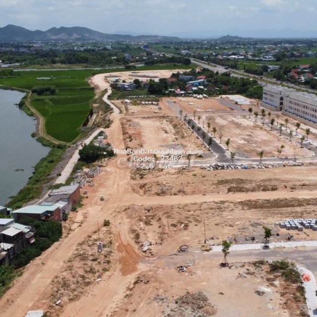 Em bán mấy nền đất có sổ, 80m2 tại biển quy nhơn - gia lai giá 2.5 tỷ.
