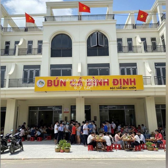 Bán căn shophouse, 3,5 tầng. mua vừa ở, vừa kinh doanh. lh: ***